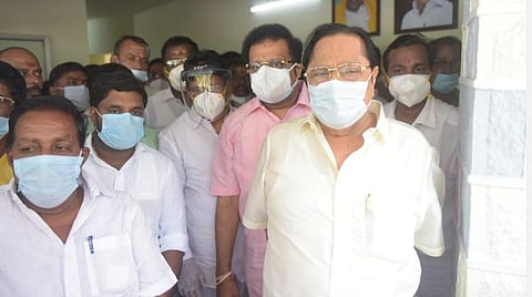 வேலூர் சுற்றுலா மாளிகையில் செய்தியாளர்களுக்குப் பேட்டியளித்த நீர்வளத்துறை அமைச்சர் துரைமுருகன்.