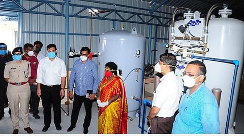 காரைக்கால் அரசு பொது மருத்துவமனையில் செயல்பாட்டில் உள்ள ஆக்சிஜன் உற்பத்தி மையத்தைப் பார்வையிட்ட புதுச்சேரி துணைநிலை ஆளுநர் தமிழிசை சவுந்தரராஜன்.