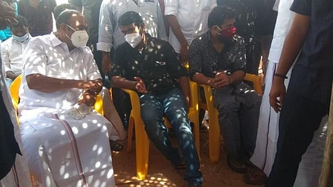 சிவகங்கை மாவட்டம் இளையான்குடி அருகே அரணையூரில் தந்தை செந்தமிழன் உடலைப் பார்த்து கதறி அழுத சீமான்.