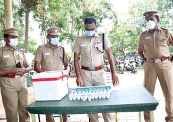 கோவில்பட்டியில் கள்ளச்சந்தையில் அதிக விலைக்கு விற்பனை செய்வதற்காக பதுக்கி வைக்கப்பட்டு, போலீஸாரால் பறிமுதல் செய்யப்பட்ட ரெம்டெசிவிர் மருந்து குப்பிகளை மாவட்ட காவல் கண்காணிப்பாளர் எஸ்.ஜெயக்குமார் நேற்று மாலை பார்வையிட்டு விசாரணை நடத்தினார்.