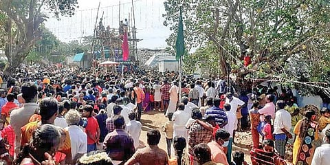 வானூர் அருகே கிளாப்பாக்கம் கிராமத்தில் கோயில் கும்பாபிஷேகத்தில் சமூக இடைவெளி இல்லாமல் பங்கேற்ற கிராம மக்கள்.