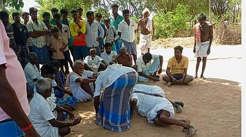 விழுப்புரம் அருகே ஒட்டனந்தல் கிராமத்தில் கிராமப் பஞ்சாயத்தார் முன்னிலையில் காலில் விழுந்த பெரியவர்கள் 3 பேர்.