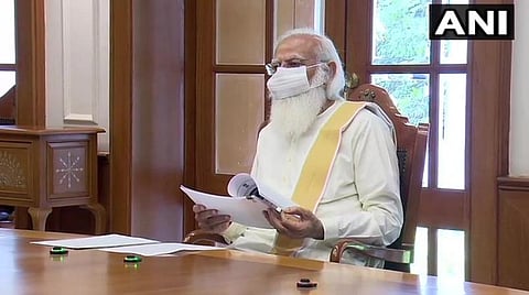 பிரதமர் மோடி உயர் அதிகாரிகளுடன் காணொலி மூலம் ஆலோசனை நடத்திய காட்சி | படம்: ஏஎன்ஐ.