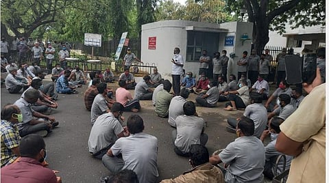 கரூர் மாவட்டம் புகழூர், தமிழ்நாடு செய்தித்தாள் காகித நிறுவனம் முன் போராட்டத்தில் ஈடுபட்ட ஊழியர்கள்.