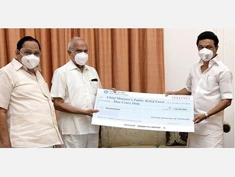 கரோனா நிவாரண நிதிக்கு ஆளுநர் ரூ.1 கோடி, ஒரு மாத ஊதியம் உதவி: முதல்வர் ஸ்டாலின் நேரில் பெற்றார்