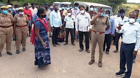 விழுப்புரம் மாவட்டம், திருவெண்ணெய்நல்லூர் அருகே ஒட்டனந்தல் கிராமத்தில் ஆட்சியர் அண்ணாதுரை விசாரணை மேற்கொண்டார்.