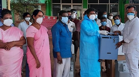 காரைக்குடி அரசு மருத்துவமனையில் தன்னார்வலர்கள் சார்பில் வழங்கப்பட்ட ஆக்சிஜன் செறிவூட்டிகள்.