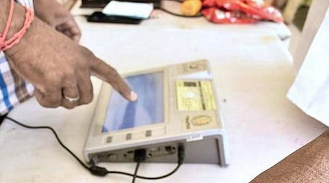முழு முடக்கமாக இருந்தபோதிலும் டோக்கன் பெற்றவர்கள் மட்டும் இன்று கரோனா நிவாரணம் பெற அனுமதி: தமிழக அரசு அறிவிப்பு