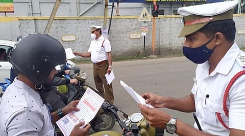 முழு ஊரடங்கு விதிமீறல்: ஒரே நாளில் 165 வாகனங்களை பறிமுதல் செய்த கோவை காவல்துறையினர்