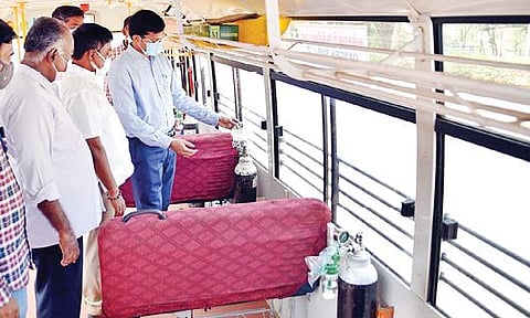 தஞ்சாவூரில் நேற்று ஆக்சிஜன் வசதியுடன்கூடிய சிற்றுந்தை பார்வையிட்டு ஆய்வு செய்கிறார் ஆட்சியர் ம.கோவிந்தராவ்.