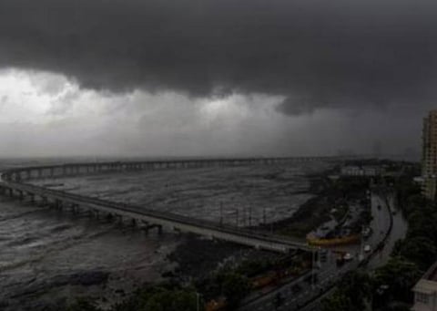 காற்றழுத்த தாழ்வு மண்டலமாக வலுவிழந்த டவ்-தே புயல்: குஜராத்தில் பலத்த மழை