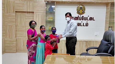 முதலமைச்சரின் நிவாரண நிதிக்கு சேமிப்புப் பணத்தை வழங்கிய மாணவர்கள்