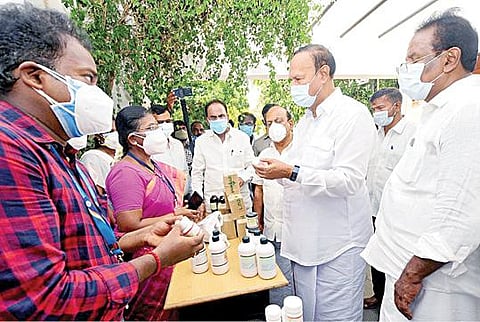 குரோம்பேட்டையில் சித்த மருத்துவ கரோனா சிகிச்சை மையத்தை பெரும்புதூர் நாடாளுமன்ற உறுப்பினர் டி.ஆர்.பாலு நேற்று தொடங்கிவைத்து பார்வையிட்டார். உடன் ஊரக தொழில் துறை அமைச்சர் தா.மோ.அன்பரசன், தாம்பரம் எம்எல்ஏ எஸ்.ஆர்.ராஜா, செங்கல்பட்டு ஆட்சியர் ஜான் லூயிஸ்..படம்: எம்.முத்துகணேஷ்