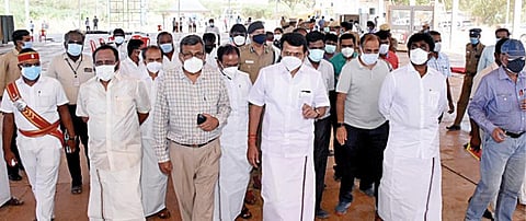சேலம் இரும்பாலை வளாகத்தில் அமைக்கப்பட்டு வரும் கரோனா சிறப்பு சிகிச்சை மைய பணிகளை அமைச்சர் செந்தில் பாலாஜி ஆய்வு செய்தார். உடன் ஆட்சியர் கார்மேகம், எம்பி பார்த்திபன், எம்எல்ஏ ராஜேந்திரன் உள்ளிட்டோர். படம்: எஸ்.குரு பிரசாத்