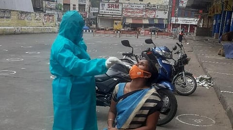 கரூர் பேருந்து நிலையத்தில் தரைக்கடை வியாபாரிக்கு கரோனா பரிசோதனை.