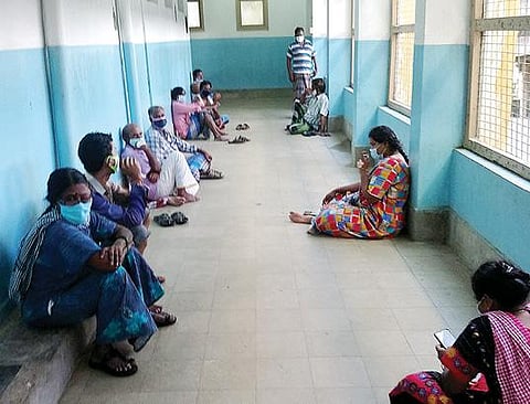 வேலூர் பென்ட்லேண்ட் அரசு மருத்துவமனை கரோனா சிகிச்சை வார்டுக்கு வெளியே போராட்டத்தில் ஈடுபட்ட நோயாளிகள்.
