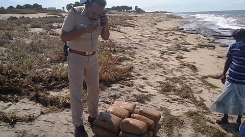 ராமேசுவரம் அருகே குருசடை தீவு, புதுமடம் கடற்கரையில் கரை ஒதுங்கிய கஞ்சா மூட்டைகள் பறிமுதல்