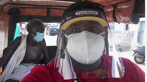 தொற்றாளரை அழைத்துக்கொண்டு சென்ற சிராஜ்.