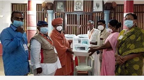 குன்றக்குடி திருவண்ணாமலை ஆதீன மடத்தில் சிங்கப்பூர் வாழ் மருத்துவ மாணவி வழங்கிய ஆக்சிஜன் செறிவூட்டிகளை குன்றக்குடி பொன்னம்பல அடிகளார் காரைக்குடி அரசு மருத்துவமனைக்கு வழங்கினார்.