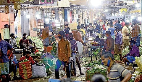 நேற்றும், இன்றும் இரவு 9 மணிவரை கடைகளைத் திறக்கலாம் என்று மாநில அரசு நேற்று அறிவித்தது. இதைத்தொடர்ந்து சென்னை கோயம்பேடு சந்தையில் காய்கறிகளை வாங்க நேற்று மாலையில் குவிந்த சிறு வியாபாரிகள்.படங்கள்:புக.பிரவீன்