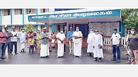 கேரளாவில் இருந்து மீன் பிடிக்கச் சென்று மாயமான 16 மீனவர்களை மீட்கக் கோரி குமரி மாவட்ட ஆட்சியர் அலுவலகத்தில் நேற்று மனு கொடுக்க வந்த பிரின்ஸ் எம்எல்ஏ மற்றும் மீனவ அமைப்பினர்.
