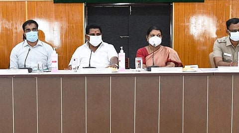 தூத்துக்குடி மாவட்டத்தில் தளர்வில்லாத முழு ஊரடங்கை அமல்படுத்துவது குறித்து அமைச்சர்கள் கீதாஜீவன், அனிதா ராதாகிருஷ்ணன் ஆகியோர் தலைமையில் ஆலோசனைக் கூட்டம் நடைபெற்றது. படம்: என்.ராஜேஷ்