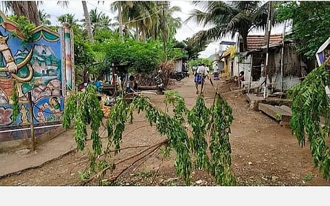 பிரான்மலை அருகே மதகுபட்டியில் ஊர் எல்லையில் வேப்பிலை கயிற்றால் வேலி அமைத்துள்ள கிராமமக்கள்.