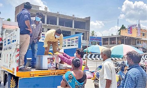 செங்கல்பட்டு மருத்துவமனை முன்பு உணவு வழங்கும் விஜய் ரசிகர் மன்றத்தினர்.