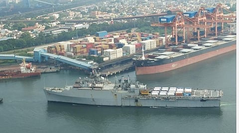 கரோனா நிவாரணப் பொருட்களை கொண்டு வரும் பணியில் கடற்படை கப்பல்கள்