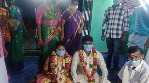 காரியாபட்டி அருகே ஆலங்குளம் கிராமத்தில்உள்ளூர் கோயிலில் சுகன்யா- ராஜ்குமாருக்கு அதிகாலையில் நடந்த திருமணம்.