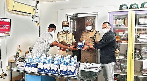 ஆம்பூரில் பணியாற்றும் காவல் துறையினருக்கு தோல் தொழிற்சாலை நிறுவனம் சார்பில் இலவச முகக்கவசங்கள் வழங்கப்பட்டன.
