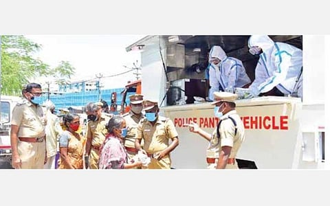 மதுரையில் சாலையோரங்களில் வசிக்கும் ஆதரவற்றோருக்கு உணவளிக்கும் பட்டாலியன் போலீஸ்