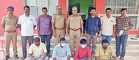 திருவாரூர் அருகே வேன் ஏற்றி பெண் கொலை செய்யப்பட்ட வழக்கில் கைது செய்யப்பட்ட 4 பேருடன் போலீஸார்.