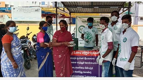 திருப்பத்தூர் அரசு மருத்துவமனையில் கரோனா நோயாளிகளுடன் தங்கியுள்ள உறவினர்களுக்கு ’பசுமை தாய்நாடு’ அறக்கட்டளையினர் மதிய உணவு வழங்கினர்.