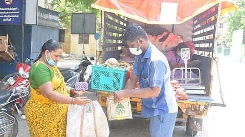 வேலூரில் நடமாடும் வாகனங்கள் மூலம் காய்கறி விற்பனை | படம்: வி.எம்.மணிநாதன்