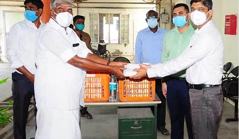 காரைக்கால் அரசு பொது மருத்துவமனையில் கரோனா தொற்றால் சிகிச்சைப் பெற்று வருவோருக்கு தன்னார்வலர் மூலம் மதிய உணவு வழங்கும் பணியை தொடங்கி வைத்த முன்னாள் அமைச்சர் ஆர்.கமலக்கணன். உடன் மாவட்ட ஆட்சியர் அர்ஜூன் சர்மா, உள்ளிருப்பு மருத்துவ அதிகாரி டாக்டர் மதன்பாபு