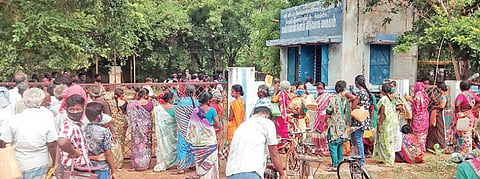 சிவகங்கை கூட்டுறவு கிடங்கில் மண்ணெண்ணெய் வாங்க சமூக இடைவெளியின்றி திரண்ட மக்கள்.
