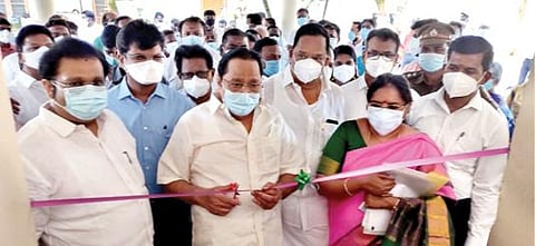 வேலூர் விஐடி பல்கலைக்கழக வளாகத்தில் 200 படுக்கை வசதியுடன் கூடிய சித்த மருத்துவ சிகிச்சை மையத்தை அமைச்சர் துரைமுருகன் தொடங்கி வைத்தார். அருகில், அமைச்சர் ஆர்.காந்தி, மாவட்ட வருவாய் அலுவலர் பார்த்தீபன், விஐடி துணை தலைவர் ஜி.வி.செல்வம், நாடாளுமன்ற உறுப்பினர் கதிர்ஆனந்த் உள்ளிட்டோர். படம்: வி.எம்.மணிநாதன்.