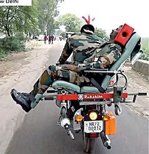 டிஆர்டிஓ தயாரித்துள்ள இருசக்கர ஆம்புலன்ஸ்.