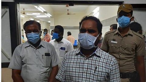 காரைக்குடி அரசு மருத்துவமனையில் ஆய்வு செய்த மாவட்ட ஆட்சியர் பி.மதுசூதன்ரெட்டி.