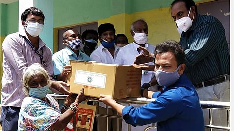 ஓசூர் அருகே கரியமங்கலம் கிராமத்தில் வசிக்கும் நரிக்குறவர்களுக்கு நிவாரணப் பொருட்களை வழங்கிய ஐஎன்டியுசி தேசியச் செயலாளர் கே.ஏ.மனோகரன். உடன் ஓசூர் கோட்டாட்சியர் குணசேகரன். | படங்கள்: ஜோதி ரவிசுகுமார்.