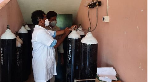 காரைக்குடி அரசு மருத்துவமனையில் கரோனா வாட்டில் ஆக்சிஜன் சிலிண்டரை பொறுத்திய தலைமை மருத்துவர் தர்மர்.