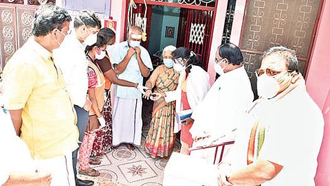 ஆரணியில் வீடு, வீடாக நடைபெற்ற வெப்பம் மற்றும் ஆக்சிஜன் அளவிடும் பரிசோதனை துணை சபாநாயகர் பிச்சாண்டி ஆய்வு செய்தார்.
