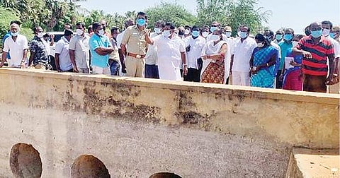 தூத்துக்குடி மாவட்டம் திருச்செந்தூர் அருகேயுள்ள காயாமொழி குளத்தின் வரத்து கால்வாயை அமைச்சர் அனிதா ஆர்.ராதாகிருஷ்ணன் பார்வையிட்டார்.