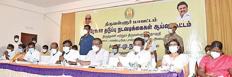 திருத்தணி மற்றும் திருவள்ளூர் சட்டப்பேரவை தொகுதிகளில் மேற்கொள்ளப்பட்டு வரும் கரோனா வைரஸ் தடுப்பு நடவடிக்கைகள் குறித்த ஆய்வுக் கூட்டம் நேற்று திருத்தணியில் நடைபெற்றது. இதில், பால்வளத் துறை அமைச்சர் சா.மு.நாசர், மாவட்ட ஆட்சியர் பொன்னையா உள்ளிட்டோர் பங்கேற்றனர்.