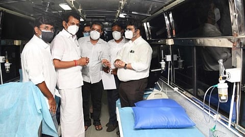 கரூர் மாவட்ட ஆட்சியர் அலுவலக வளாகத்தில் நடமாடும் ஆக்சிஜன் பேருந்தை மின்துறை அமைச்சர் வி.செந்தில்பாலாஜி பார்வையிட்டார். அருகில் மாவட்ட ஆட்சியர் பிரசாந்த் மு.வடநேரே உள்ளிட்டோர்.