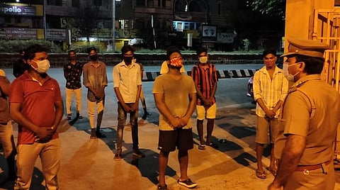 ஊரடங்கில் கிரிக்கெட் விளையாடி காவல் நிலைய வாயிலில் உறுதிமொழி ஏற்கும் இளைஞர்கள்.
