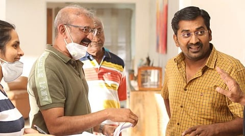 ராதா மோகனுக்குக் கடமைப்பட்டுள்ளேன்: கருணாகரன் நெகிழ்ச்சி