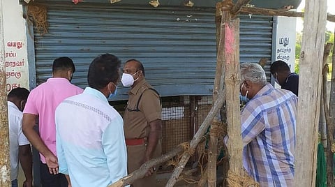 கொல்லங்குடியில் முத்தூர் சாலையில் கொள்ளை நடந்த மதுபானக் கடையில் விசாரணை செய்யும் போலீஸார்.