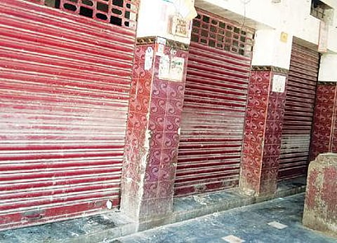 ஆம்பூர் பஜார் பகுதியில் ‘சீல்’ வைக்கப்பட்ட இறைச்சி கடைகள். அடுத்த படம்: ஆம்பூரில் தடையை மீறி இறைச்சி விற்பனை செய்த கடையிலிருந்து பறிமுதல் செய்யப்பட்ட கோழிகள்.